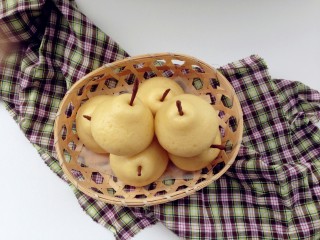 13、仿真雪梨馒头,插入蒸好的馒头上面的孔做梨柄。