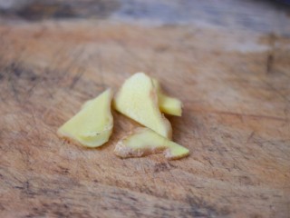 4、山药豌豆排骨汤,切好姜片。