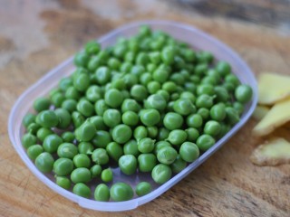 5、山药豌豆排骨汤,豌豆剥开洗净。