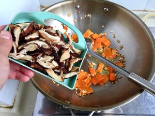 9、双菇烩,放入香菇翻炒