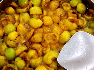 4、枇杷膏,如图放老冰糖枇杷小火如果怕锅具糊 就放一点点水 因为很快枇杷就会出水了 冰糖化了也是糖水 最好一点水都不要加