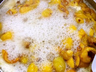 5、枇杷膏,如图枇杷出水后开大火 要把水分熬干 中途要搅 但尽量不要把枇杷弄碎了 