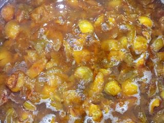 6、枇杷膏,如图水分快熬干的枇杷自己开始碎了