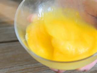 3、韭菜虾仁炒蛋—餐桌上最常见的家常菜,鸡蛋打散。