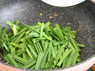 6、韭菜虾仁炒蛋—餐桌上最常见的家常菜,剩余底油炒韭菜，大火翻炒至微微变软。