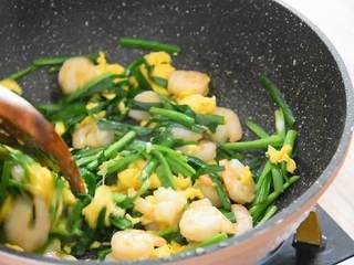8、韭菜虾仁炒蛋—餐桌上最常见的家常菜,盐、糖各一勺，炒匀即可。