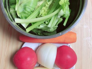 1、罗宋汤,准备好食材。西红柿、胡萝卜、土豆、圆白菜、洋葱、芹菜、生姜。