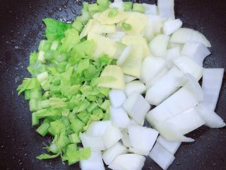 5、罗宋汤,放入洋葱、姜片、芹菜丁，翻炒均匀。