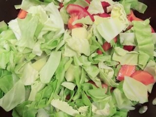 7、罗宋汤,放入其余的食材，翻炒均匀。