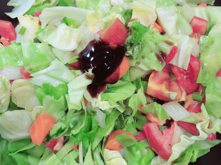 8、罗宋汤,加入蚝油，生抽，翻炒均匀。