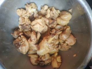 6、麻辣干锅鸡,加入适量生抽料酒淀粉抓匀，腌二十分钟