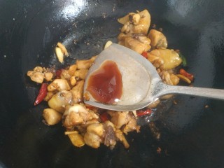 15、麻辣干锅鸡,加入适量蚝油翻炒