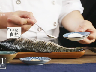 2、芒种节气宜清淡滋补，干烧鲤鱼好吃又养生,腌制准备：一茶匙盐