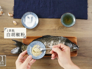 3、芒种节气宜清淡滋补，干烧鲤鱼好吃又养生,腌制准备：一茶匙白胡椒粉