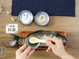 4、芒种节气宜清淡滋补，干烧鲤鱼好吃又养生, 腌制准备：一汤匙料酒