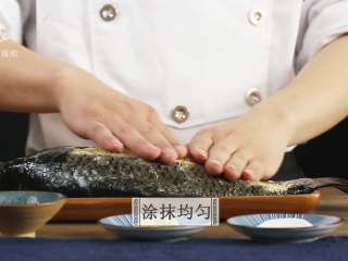 5、芒种节气宜清淡滋补，干烧鲤鱼好吃又养生,腌制准备：涂抹均匀