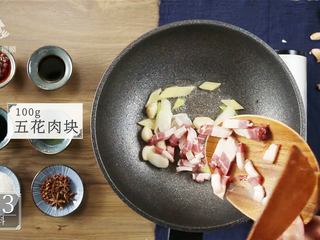 11、芒种节气宜清淡滋补，干烧鲤鱼好吃又养生,加入100g 五花肉块