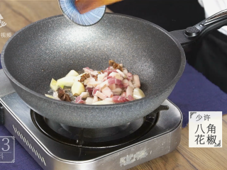 12、芒种节气宜清淡滋补，干烧鲤鱼好吃又养生,加入少许八角、花椒