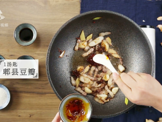 13、芒种节气宜清淡滋补，干烧鲤鱼好吃又养生,加入一汤匙郫县豆瓣酱 