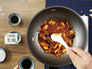 14、芒种节气宜清淡滋补，干烧鲤鱼好吃又养生,加入两汤匙生抽