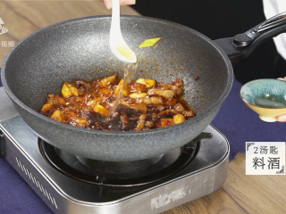 15、芒种节气宜清淡滋补，干烧鲤鱼好吃又养生,加入两汤匙料酒