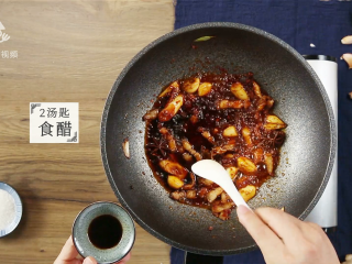 16、芒种节气宜清淡滋补，干烧鲤鱼好吃又养生,加入两汤匙食醋