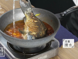 18、芒种节气宜清淡滋补，干烧鲤鱼好吃又养生,倒入适量清水