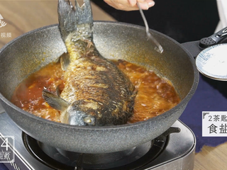 21、芒种节气宜清淡滋补，干烧鲤鱼好吃又养生,加入两茶匙食盐