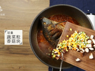 23、芒种节气宜清淡滋补，干烧鲤鱼好吃又养生,加入适量蔬菜粒、香菇块