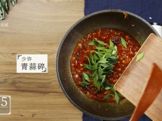 28、芒种节气宜清淡滋补，干烧鲤鱼好吃又养生,加入少许青蒜碎