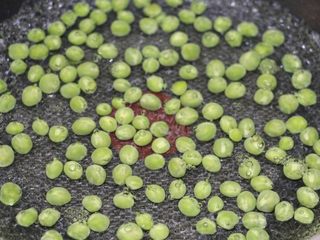 3、儿童餐之营养多彩豆,烧一锅开水，放入青豆焯水30秒