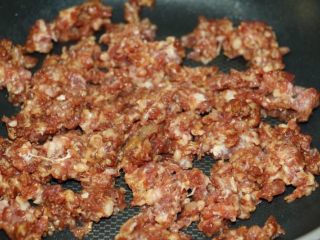 4、儿童餐之营养多彩豆,中火热锅，下肉末