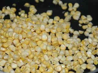 7、儿童餐之营养多彩豆,下玉米粒翻炒一分钟