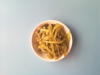 3、酸菜黑鱼汤,酸菜切丝