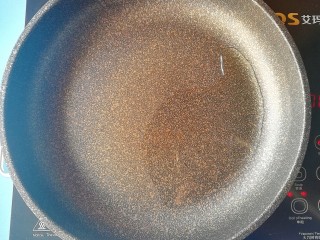 4、酸菜黑鱼汤,起锅倒入黑芝麻牛油果油