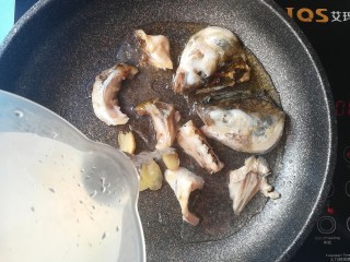 9、酸菜黑鱼汤,倒入适量开水煮15-20分钟