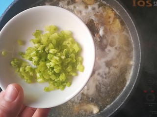 13、酸菜黑鱼汤,出锅前倒入芹菜末搅拌均匀即可