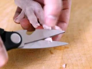 1、百吃不厌的泡椒凤爪！原来做法如此简单！,凤爪洗净，剪去指甲