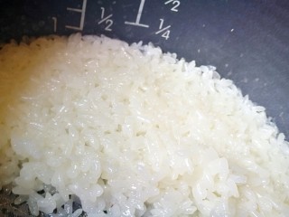 3、传统甜品～糯米切糕,倒入电饭锅中蒸熟