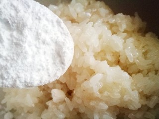 4、传统甜品～糯米切糕,放入适量白糖搅拌均匀