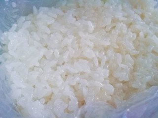 6、传统甜品～糯米切糕,保鲜盒铺上保鲜膜 盛入一层糯米铺平