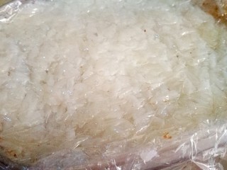 12、传统甜品～糯米切糕,盖好盖子放入冰箱冷藏