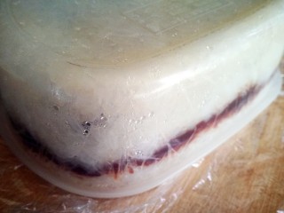 13、传统甜品～糯米切糕,从冰箱取出来倒扣出糯米糕