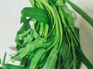 1、蒜蓉空心菜,准备空心菜一把