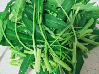 3、蒜蓉空心菜,全部折好