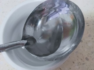 8、蒜蓉空心菜,取小碗，先加半勺水