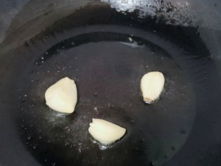 13、蒜蓉空心菜,小火加入蒜蓉