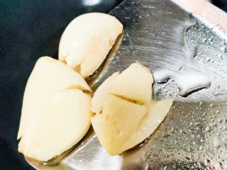 14、蒜蓉空心菜,炒至蒜蓉微焦