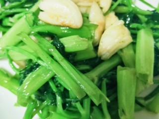 18、蒜蓉空心菜,炒干水分装盘