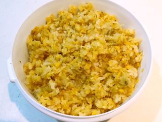 2、东北酸菜饺子,把酸菜切成末